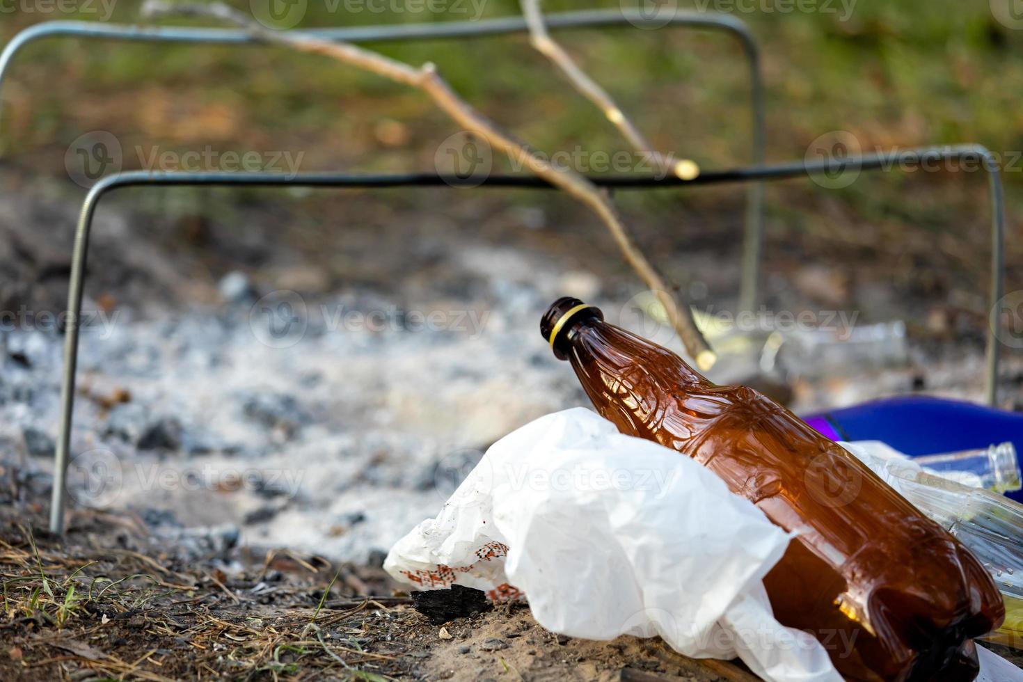 uma pilha de lixo no parque florestal perto da fogueira poluição ambiental foto