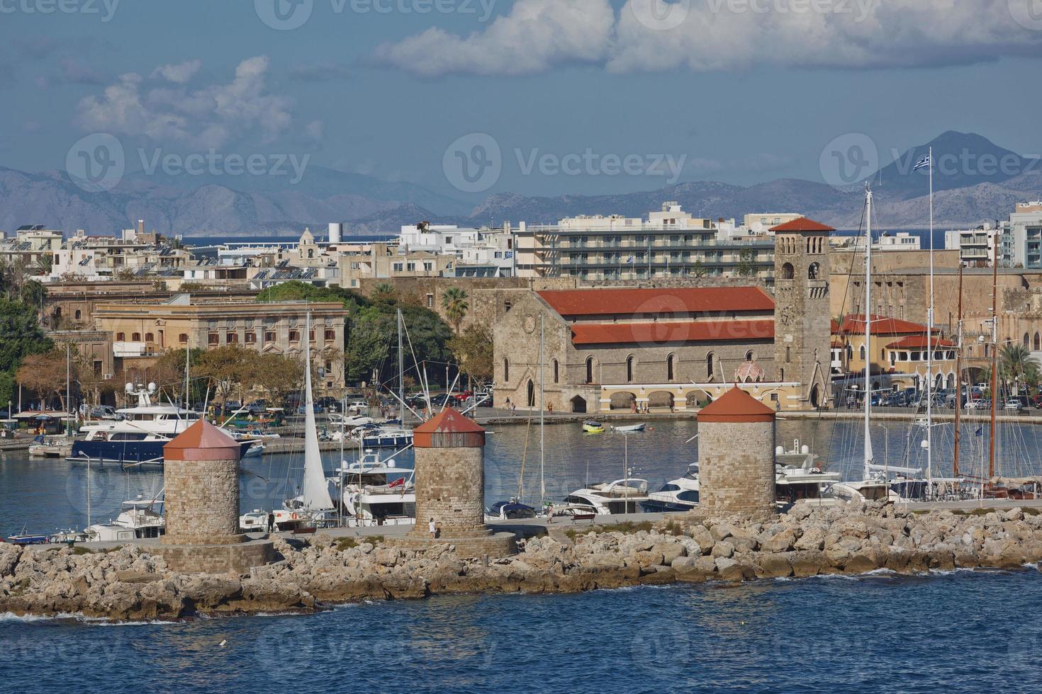 portão marítimo e as fortificações da cidade velha de rhodes, grécia foto