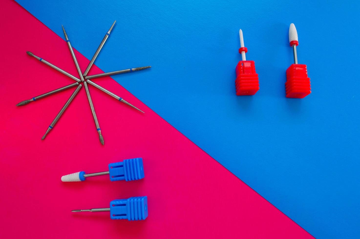 um conjunto de ferramentas cosméticas para close up de manicure e pedicure foto