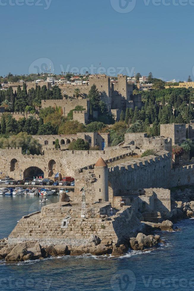 portão marítimo e as fortificações da cidade velha de rhodes, grécia foto