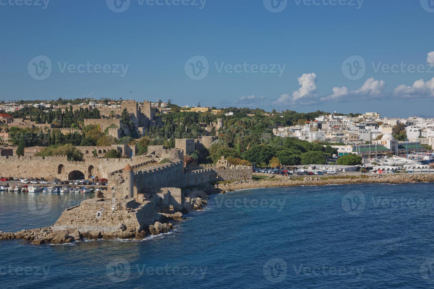 portão marítimo e as fortificações da cidade velha de rhodes, grécia foto