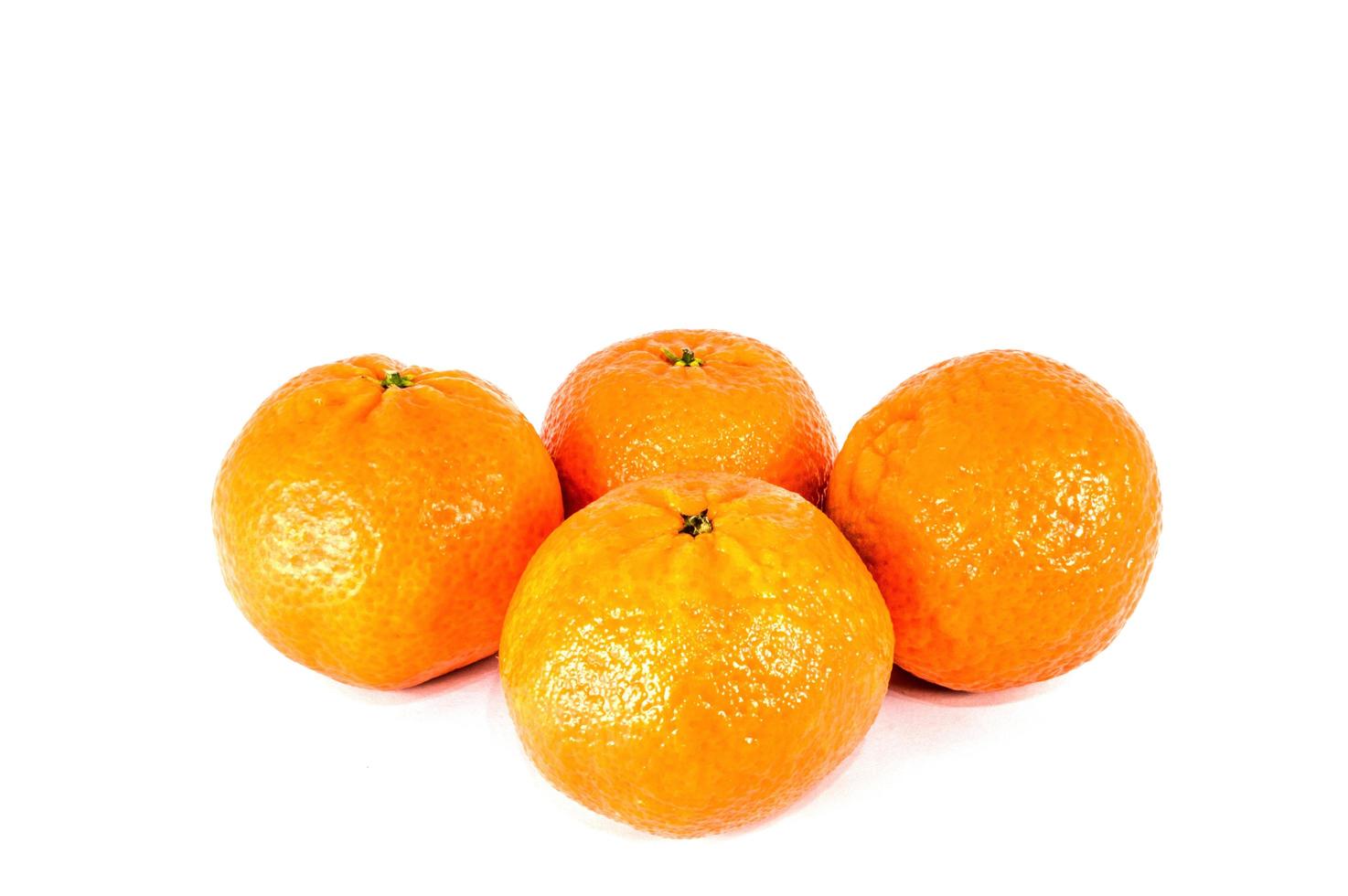 tangerinas laranja isoladas em fundo branco foto