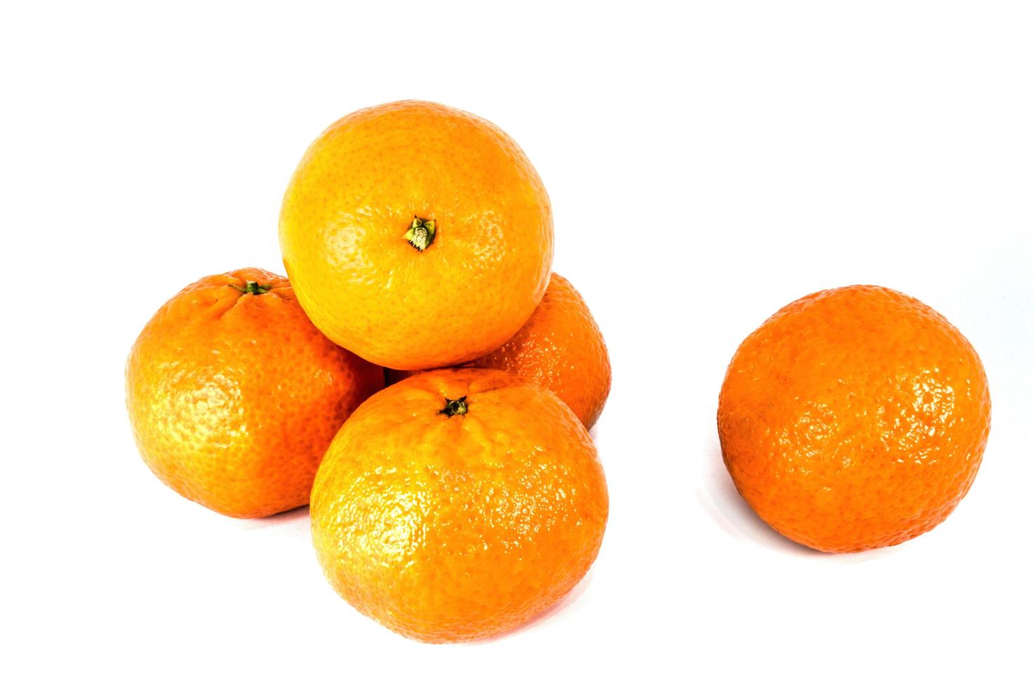 tangerinas laranja isoladas em fundo branco foto