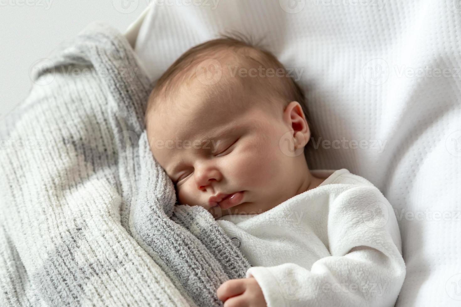 um retrato em close de uma menina que dorme em um berço ou berço foto