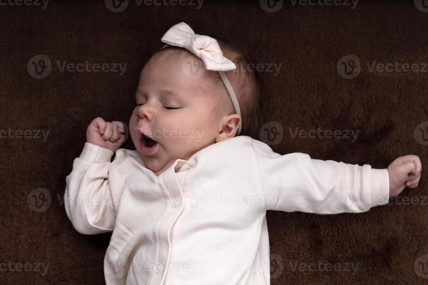 bebê recém-nascido menino quer dormir foto