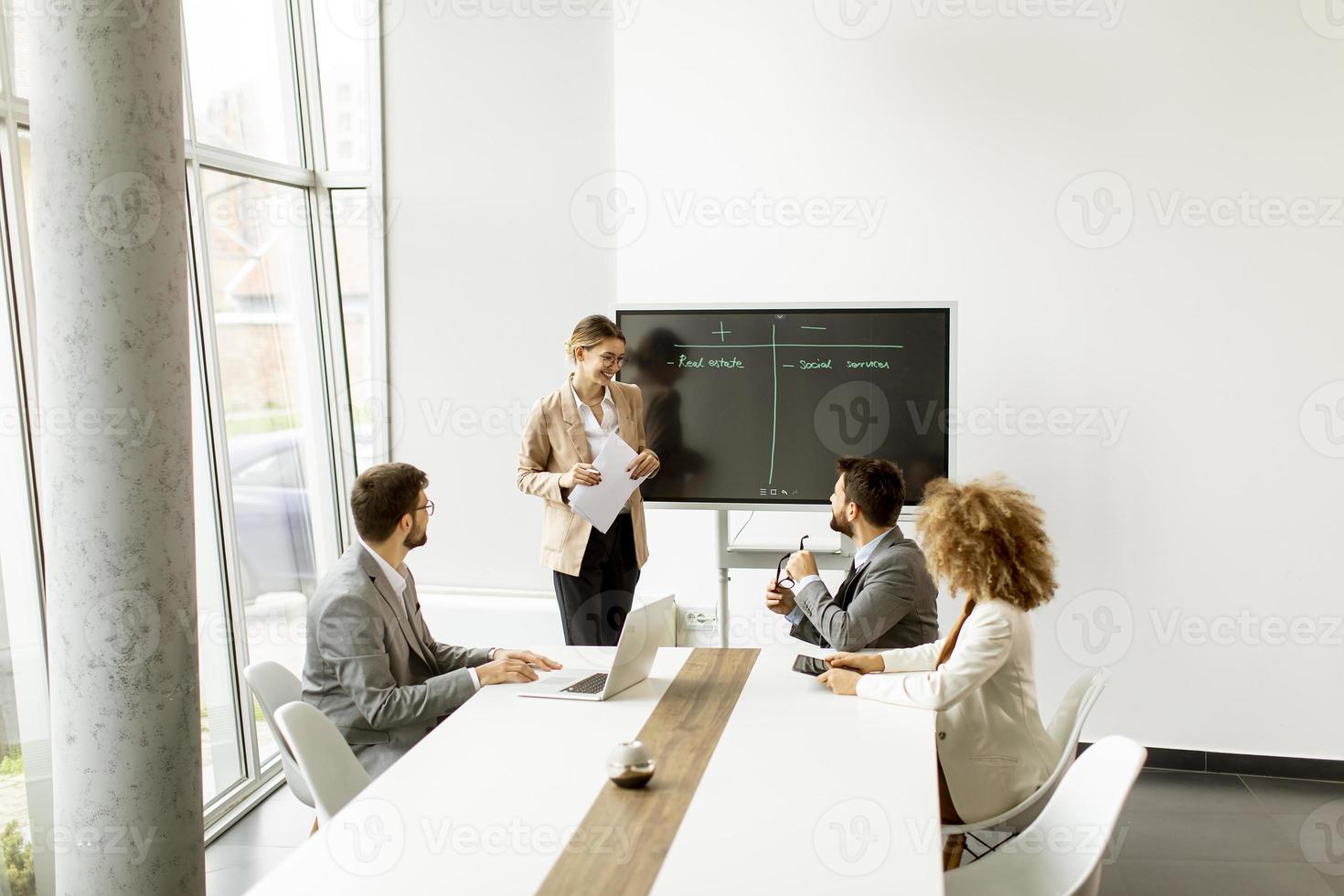 jovens empresários multiétnicos trabalhando juntos no escritório foto