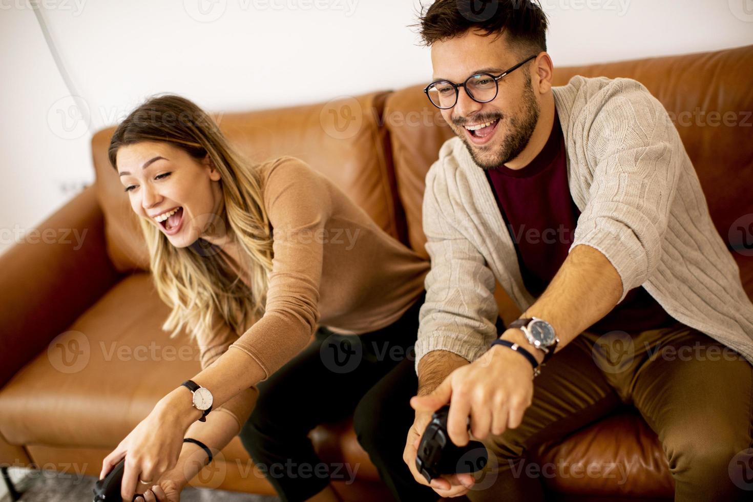 Casal Asiático Jogando Videogames Juntos Namorada Ganhando Jogo Em Casa  Imagem de Stock - Imagem de jogar, assoalho: 197507369