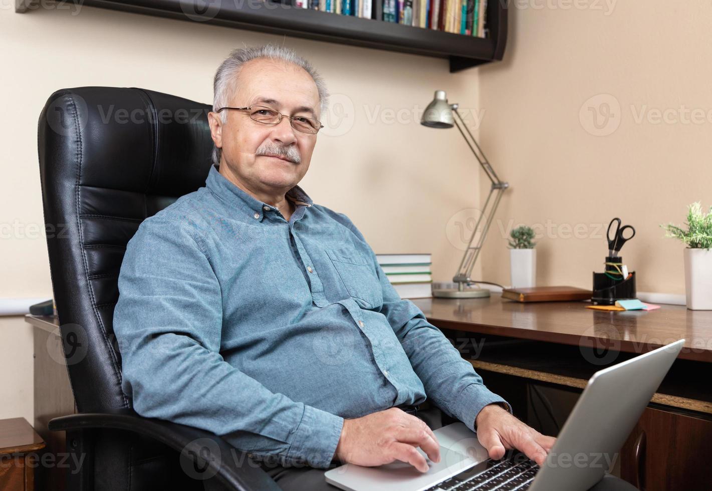 empresário sênior trabalha em casa foto