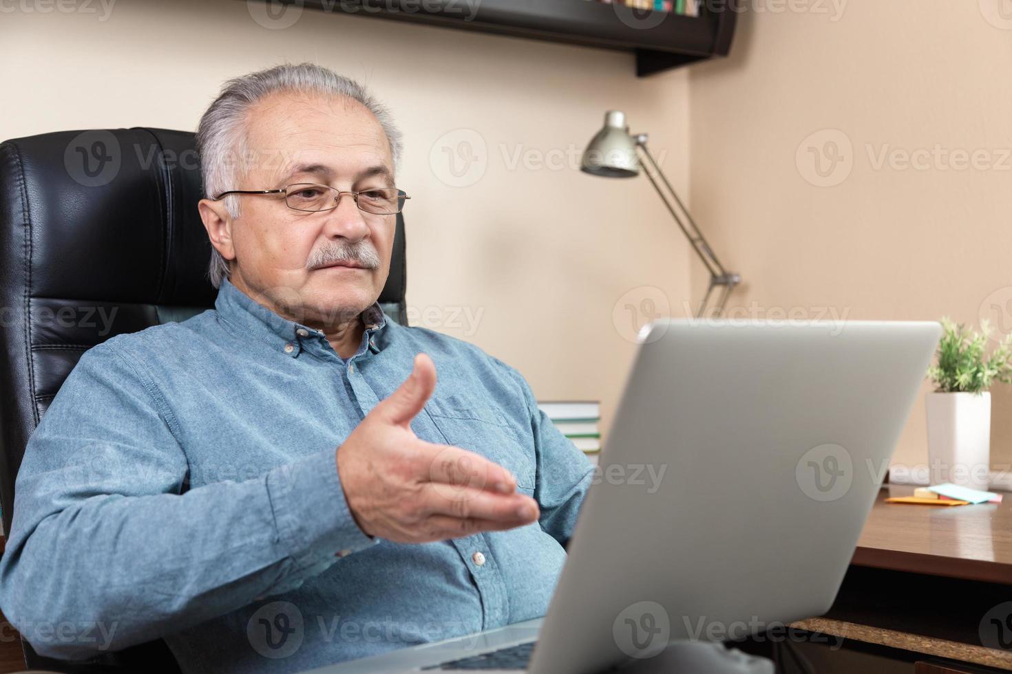 velho faz videochamada conversando com parentes ou amigos por aplicativo de videoconferência foto