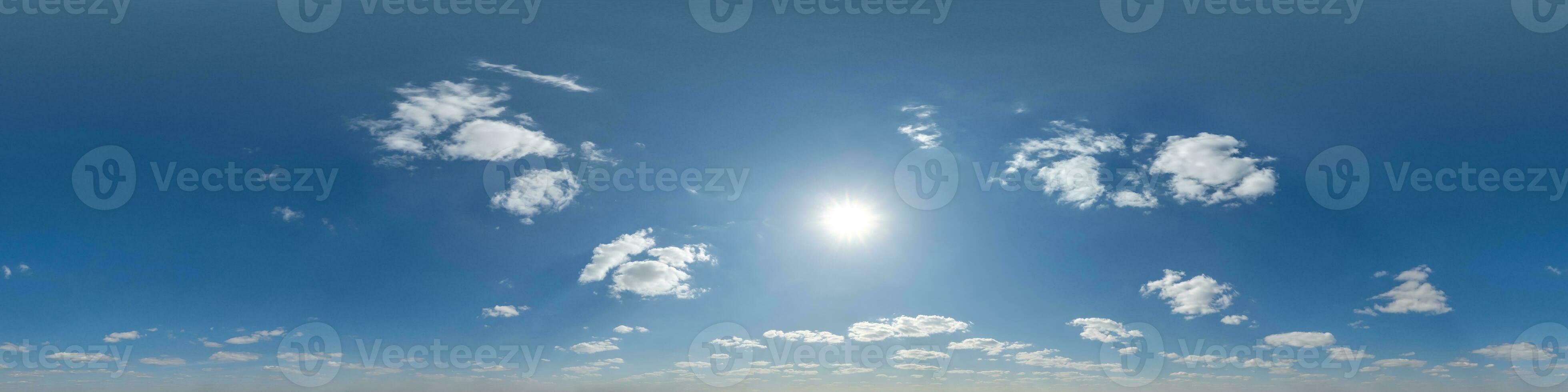 desatado nublado azul céu hdri 360 panorama Visão com zênite e lindo nuvens para usar dentro 3d gráficos Como céu cúpula substituição ou editar zangão tiro foto