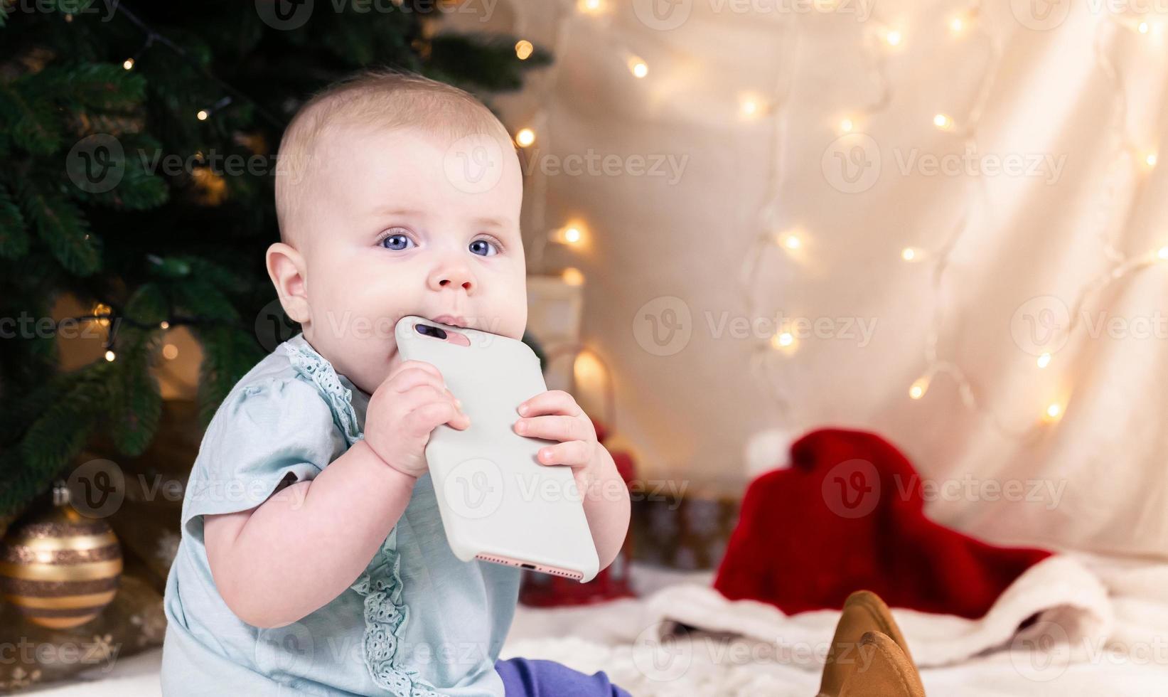 adorável garotinha de natal falando ao telefone foto