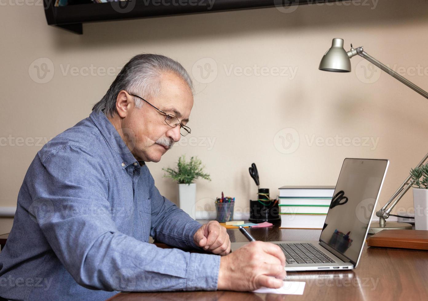 homem mais velho aprende a usar o computador foto