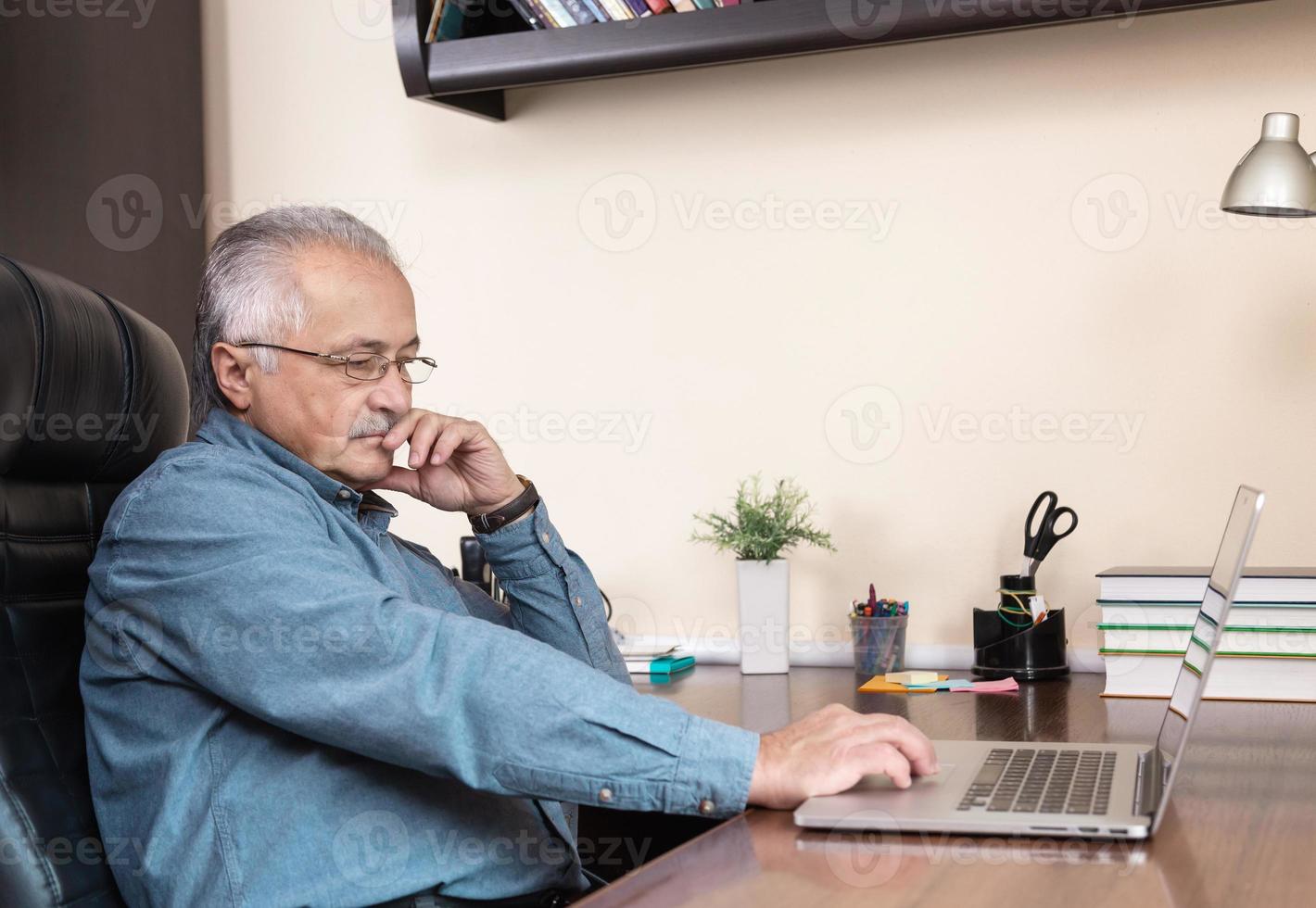 homem mais velho aprende a usar o computador foto