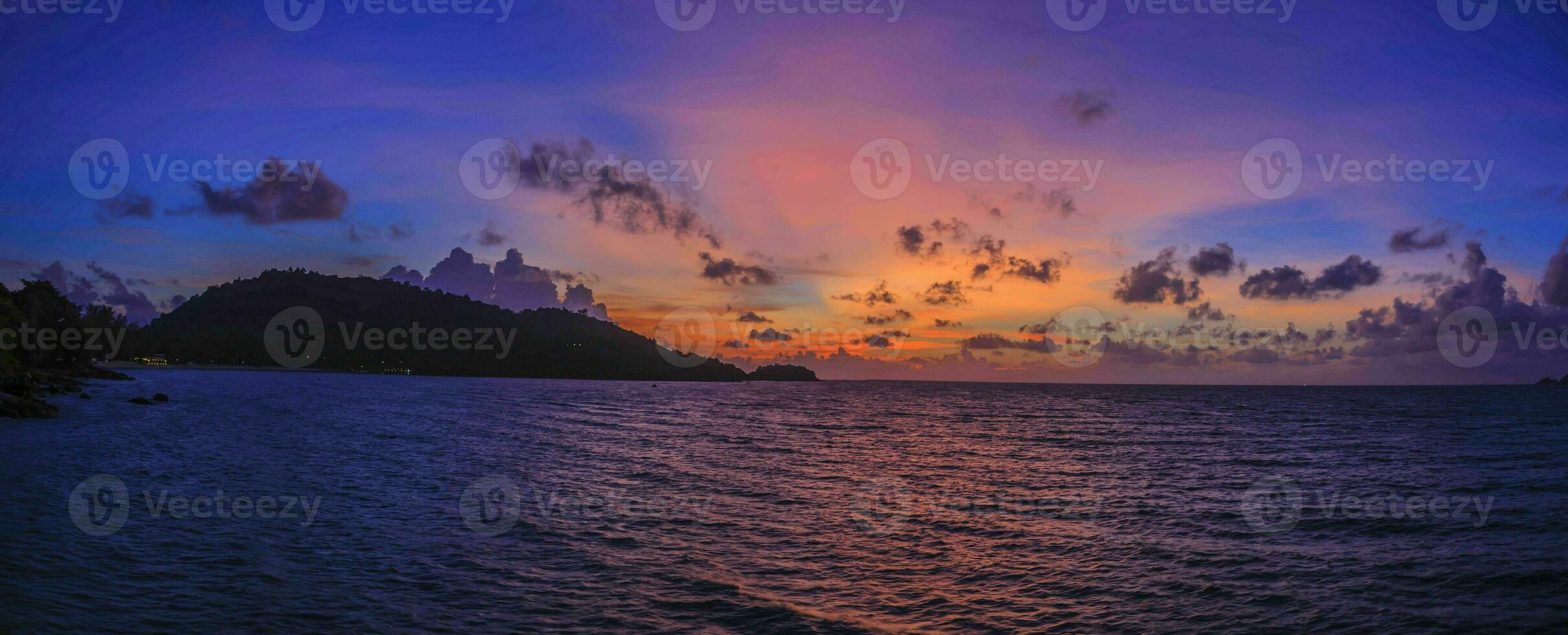 panorama de um pôr do sol em phuket com vista para a praia de tri trang foto