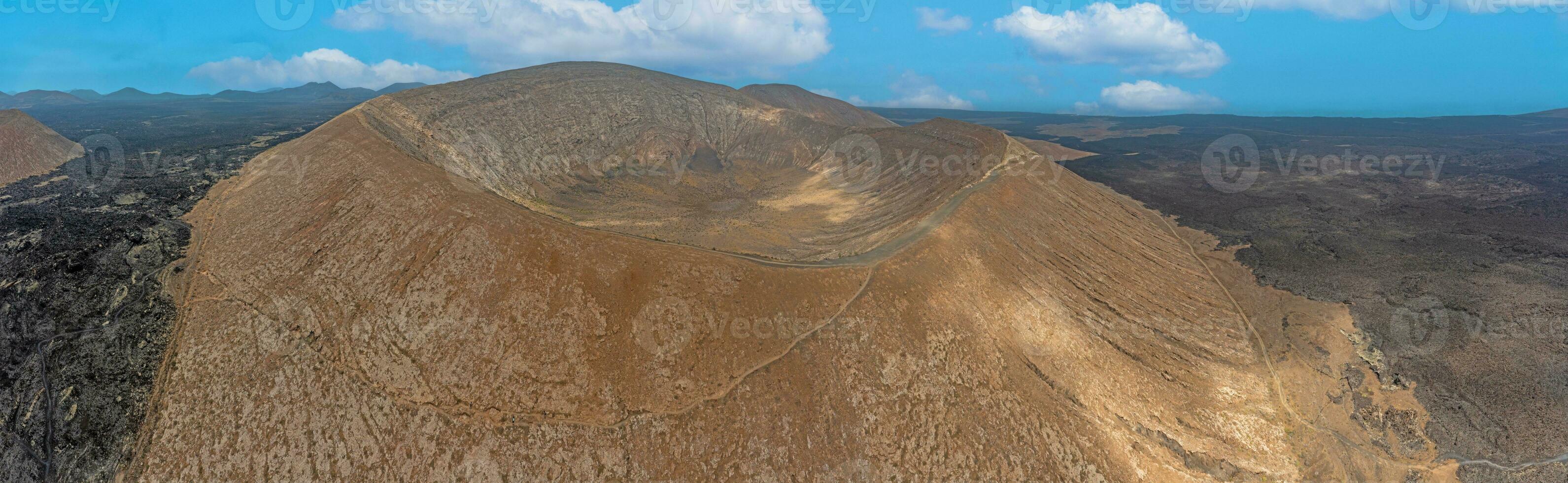 panorâmico zangão cenário sobre a estéril vulcânico timanfaya nacional parque em Lanzarote foto