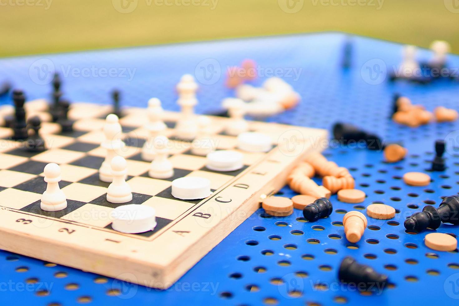 tabuleiro de xadrez e peças na mesa foto