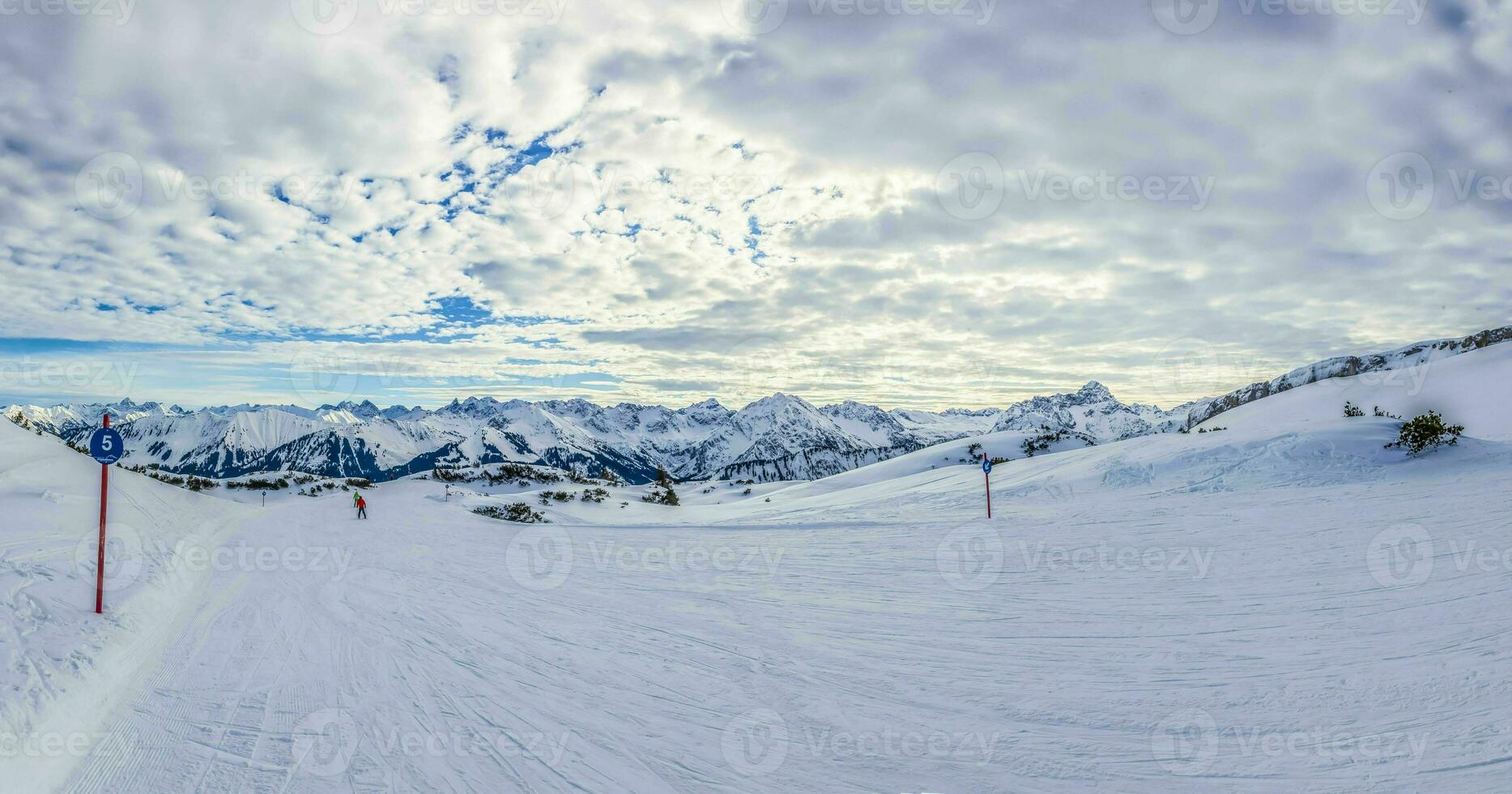 esqui declive dentro Áustria durante inverno Tempo foto