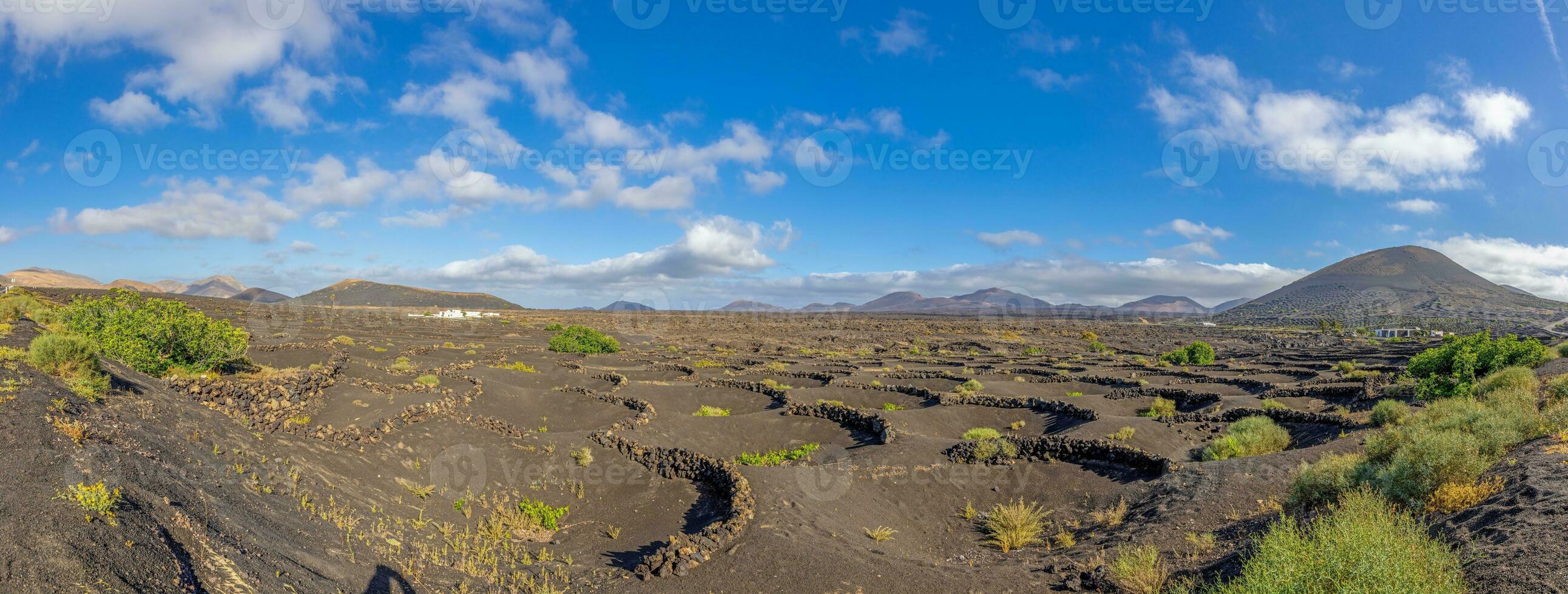 panorâmico Visão sobre a estéril vulcânico timanfaya nacional parque em Lanzarote foto