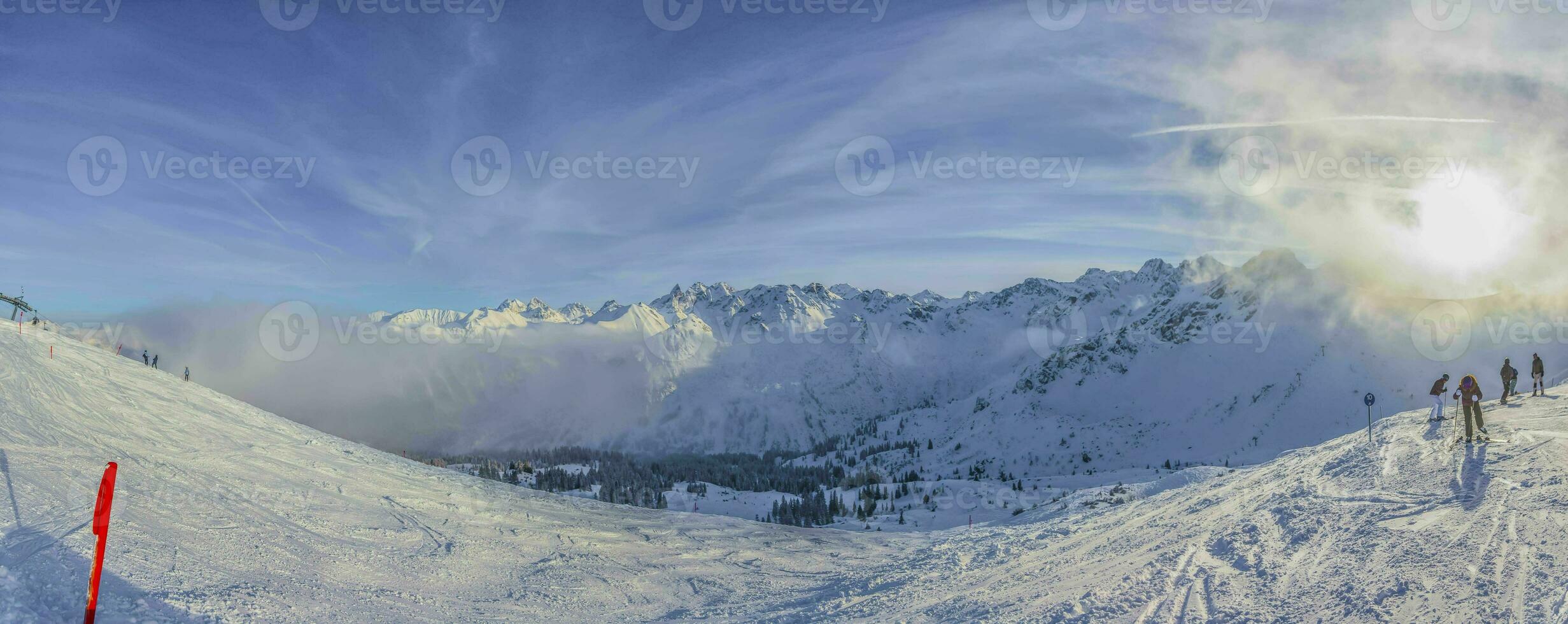 Visão em neve coberto montanhas dentro Áustria foto