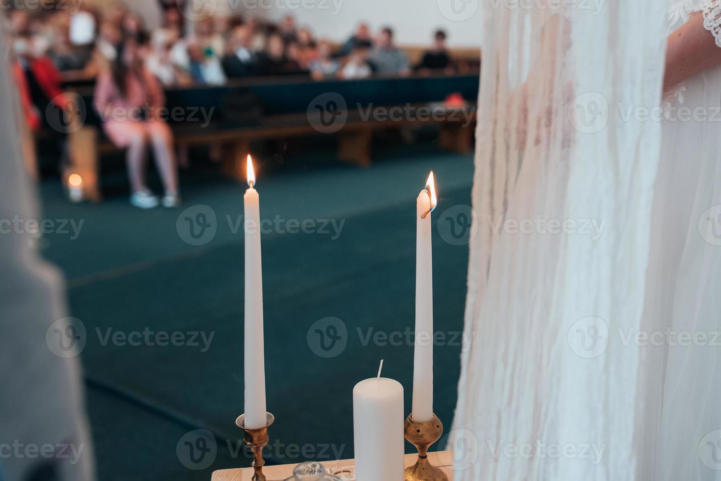 mesinha de casamento em branco com velas e flores foto