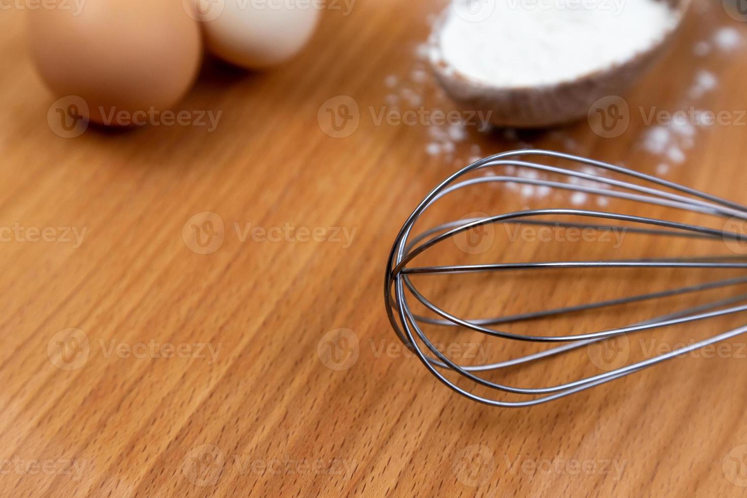 cozinhar ingredientes e utensílios de cozinha na mesa de madeira foto