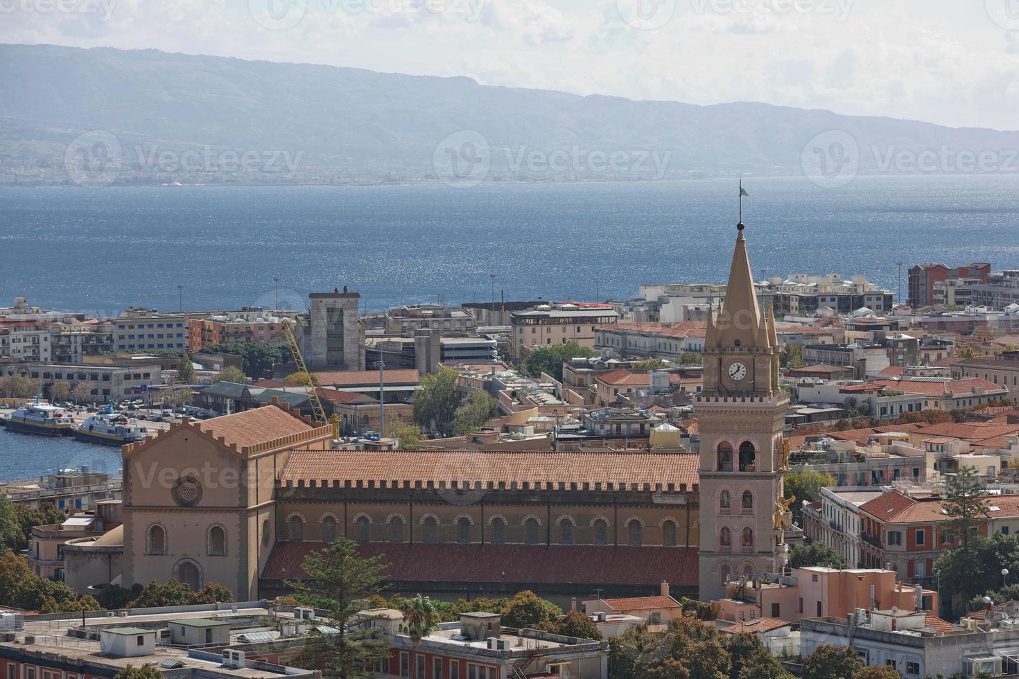 catedral de messina, uma catedral católica romana localizada em messina, sicília, itália foto