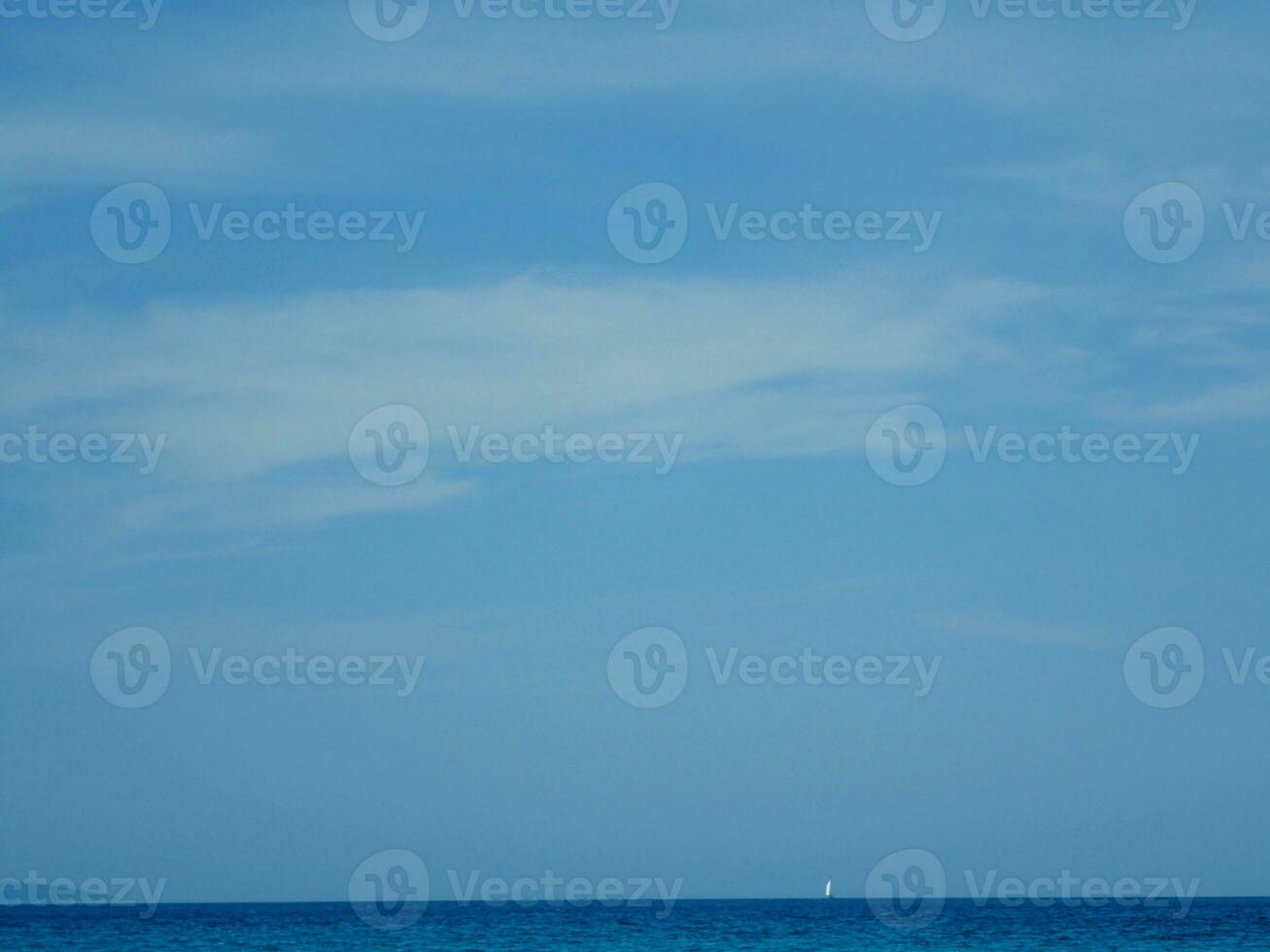 calma minimalista panorama com céu e mar em uma caloroso verão dia foto