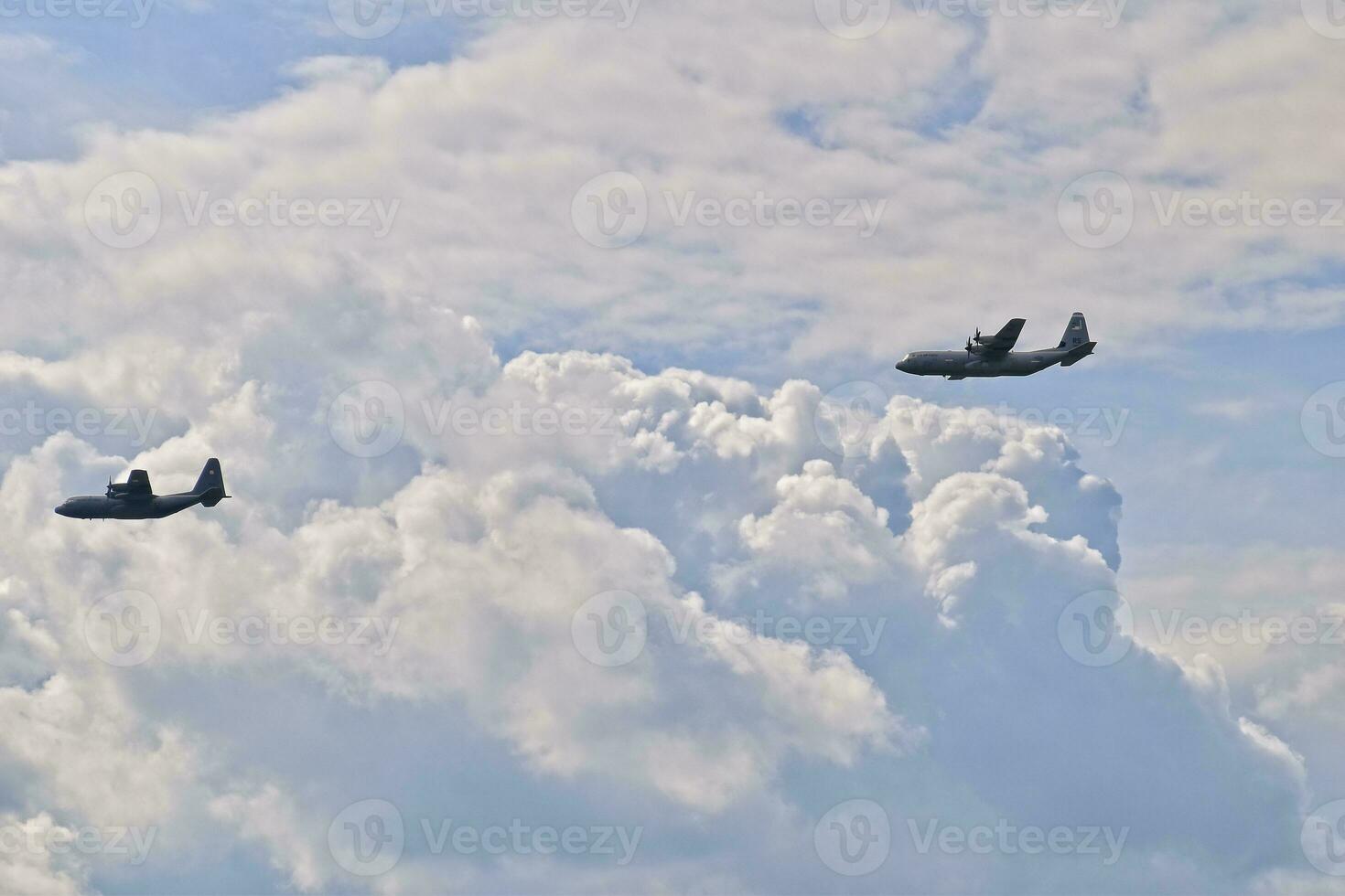 vôo combate aeronave contra a azul céu com nuvens em uma ensolarado dia foto