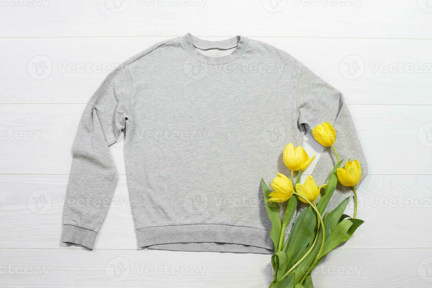 fechar-se cinzento em branco modelo suéter moletom com capuz cópia de espaço. mães mulheres dia amarelo tulipas, presentes. feliz aniversário topo Visão brincar estacionar. branco de madeira fundo. casual roupa. plano deitar modelos foto