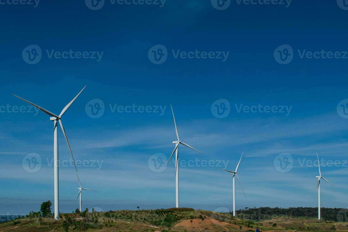 vento turbinas gerando eletricidade sobre azul céu foto