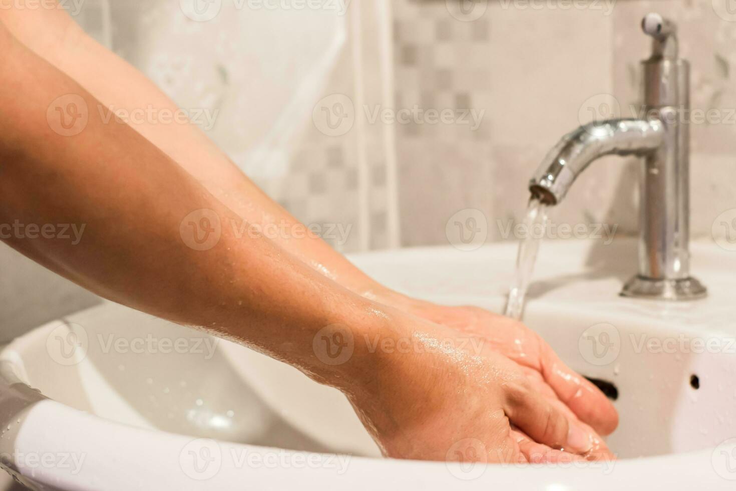 fechar-se do homem lavando dele mãos dentro a banheiro. higiene conceito para prevenção cobiçado - 19. foto