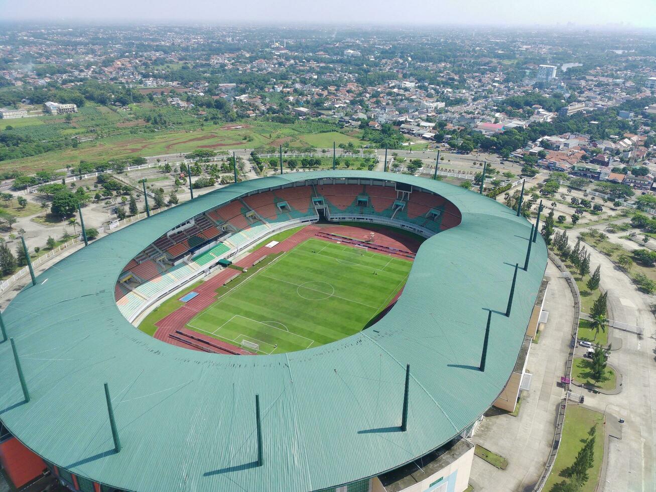 bogor, Indonésia - 2022. aéreo Visão do estádio em uma ensolarado dia foto