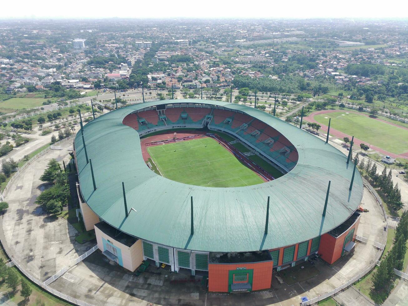 bogor, Indonésia - 2022. aéreo Visão do estádio em uma ensolarado dia foto