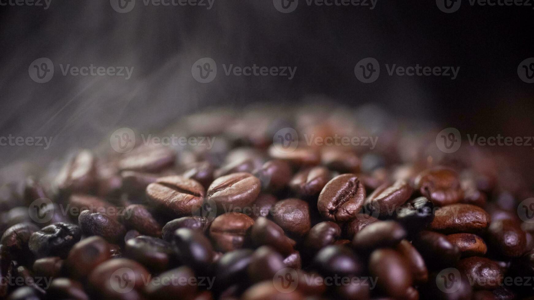 café feijões assar com fumaça, seletivo foco, e suave foco. foto