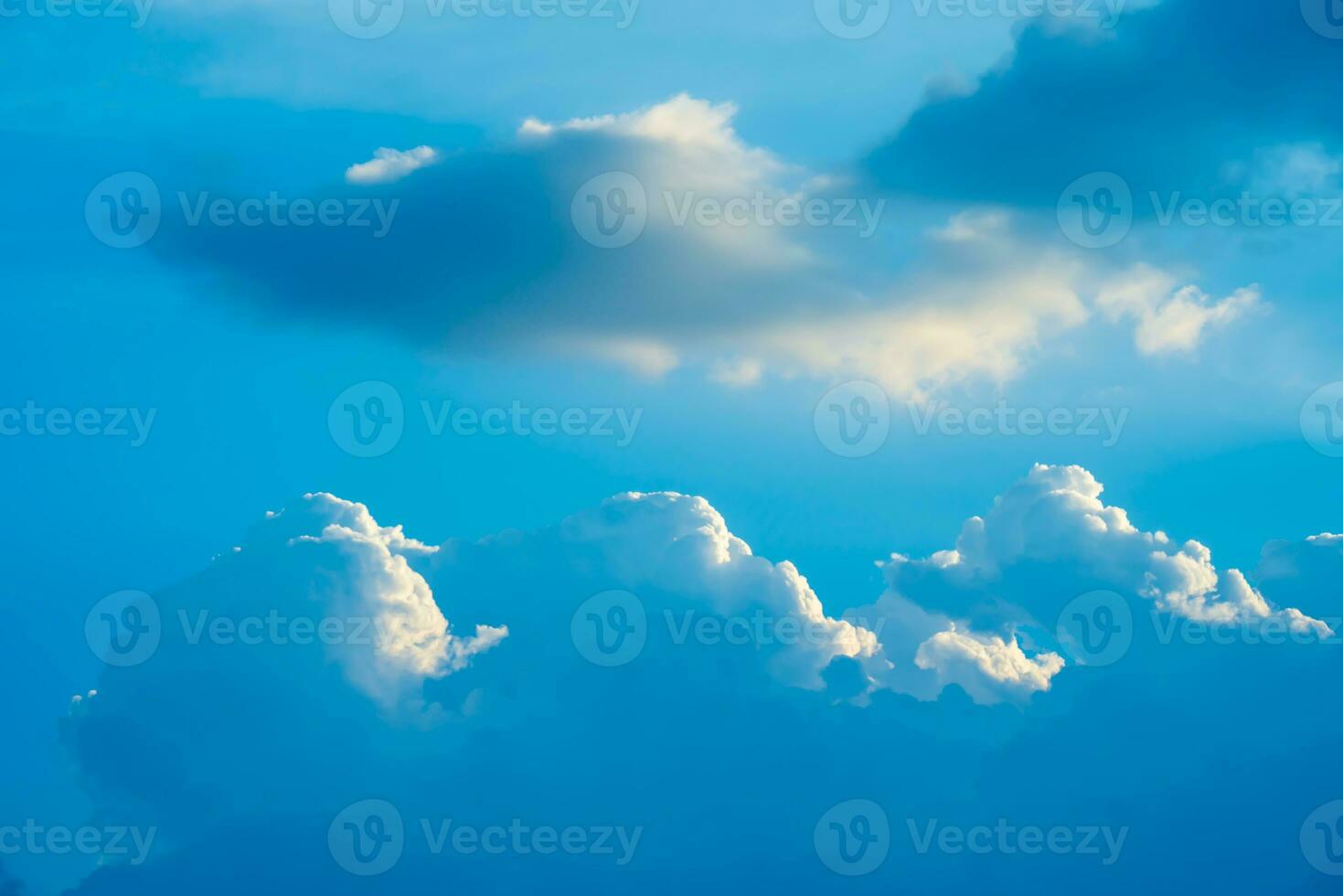 nuvens e azul ensolarado céu, branco nuvens sobre azul céu, aéreo visualizar, natureza azul céu branco grampo clima. foto