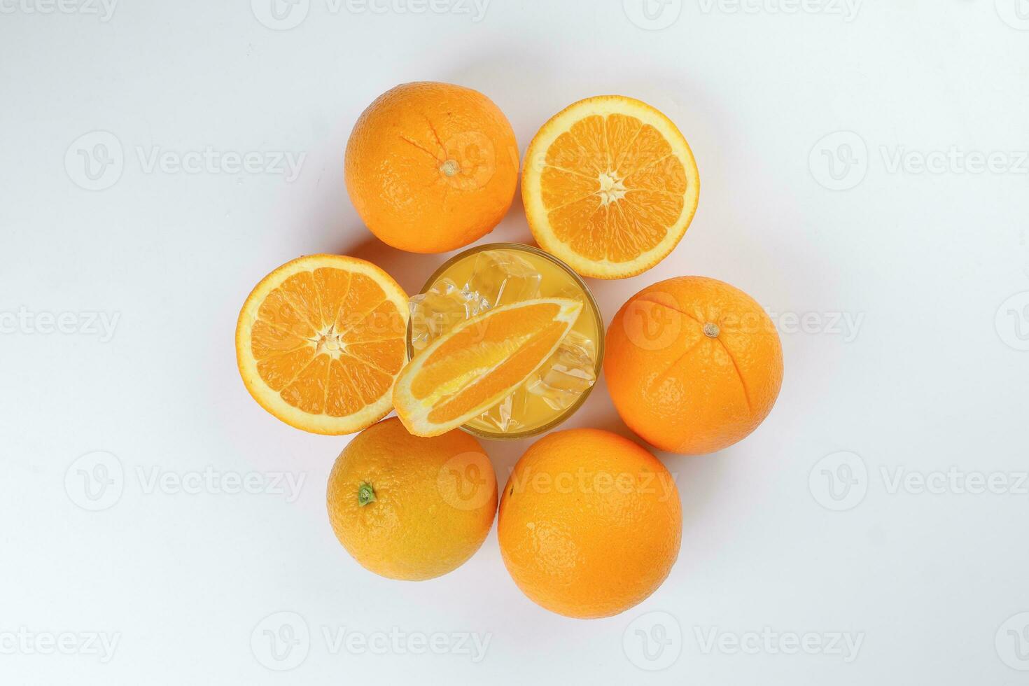 fresco amarelo laranja suco dentro vidro com todo fatiado laranja fruta e gelo cubo em branco fundo foto