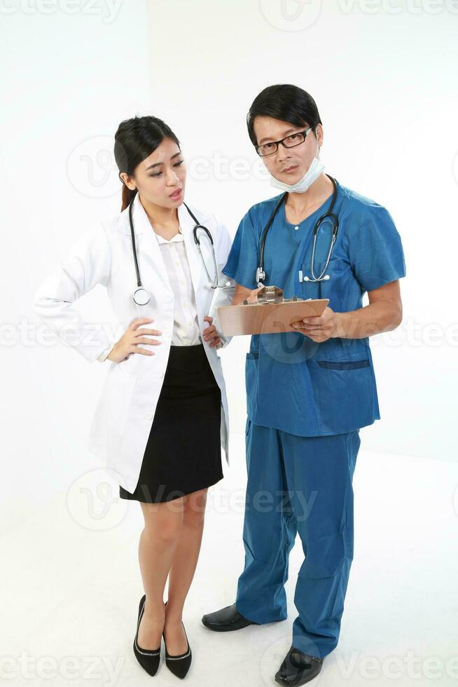 jovem ásia masculino fêmea médico vestindo avental uniforme túnica avental aguarde foto