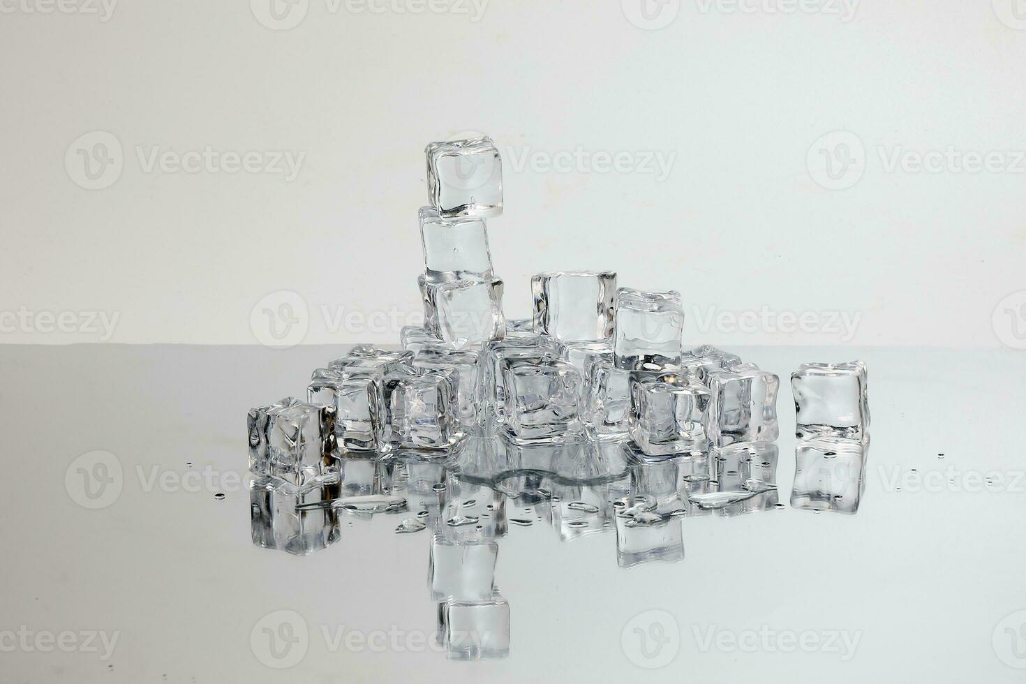 gelo cubo frio congelar acrílico cristal em branco fundo foto