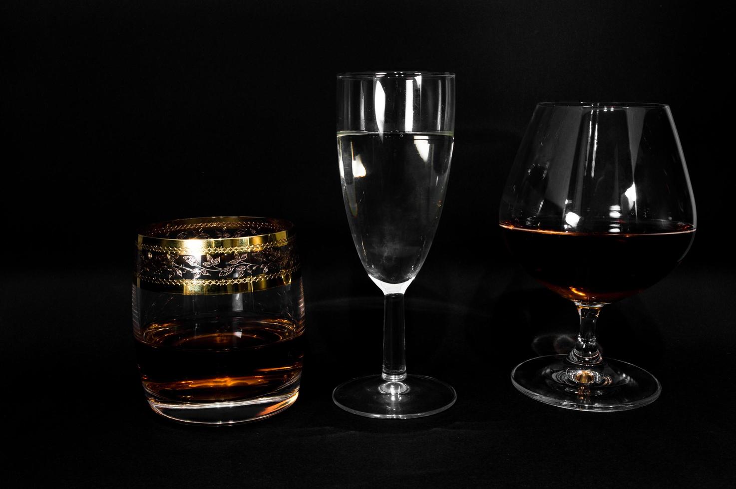 taças com diferentes drinks de conhaque, uísque, champanhe ou bourbon foto