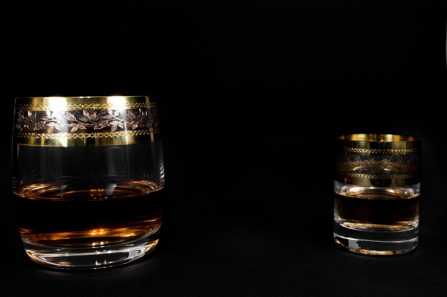copo de conhaque de uísque vermelho escuro ou bourbon foto