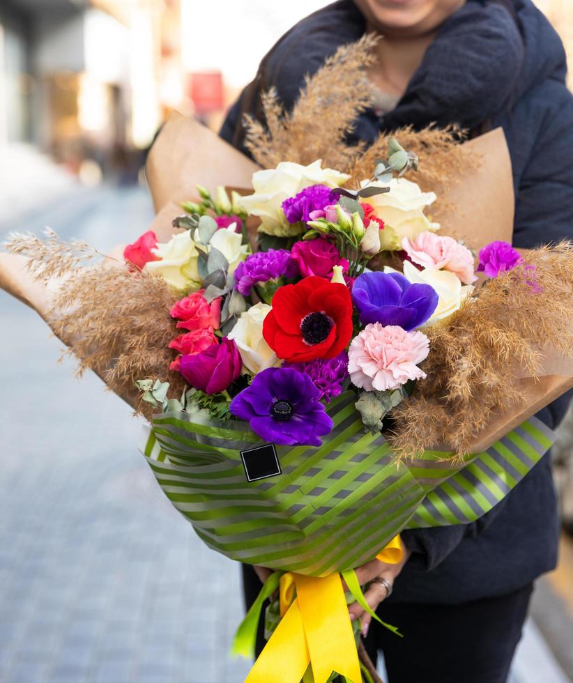 mulher segurando um lindo buquê de flores foto