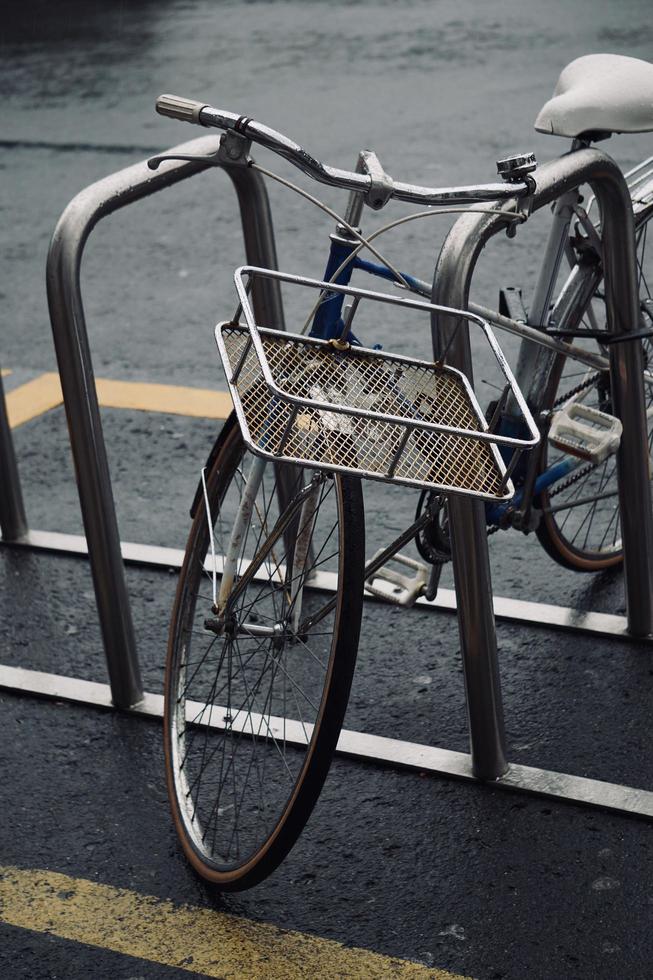 bicicleta na rua meio de transporte foto