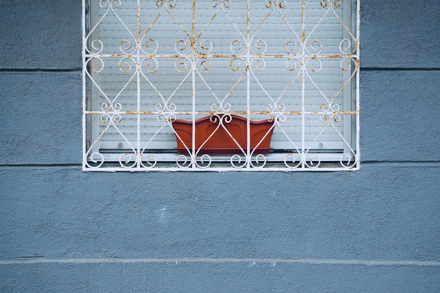 janela na fachada azul da casa foto