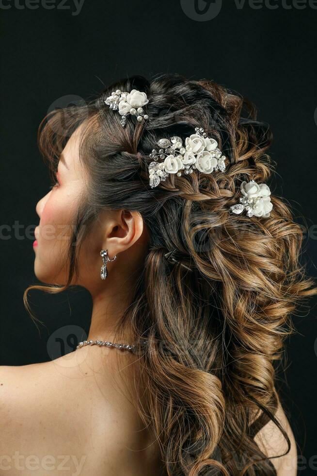 cabelo estilo moda branco vestir em Preto fundo foto