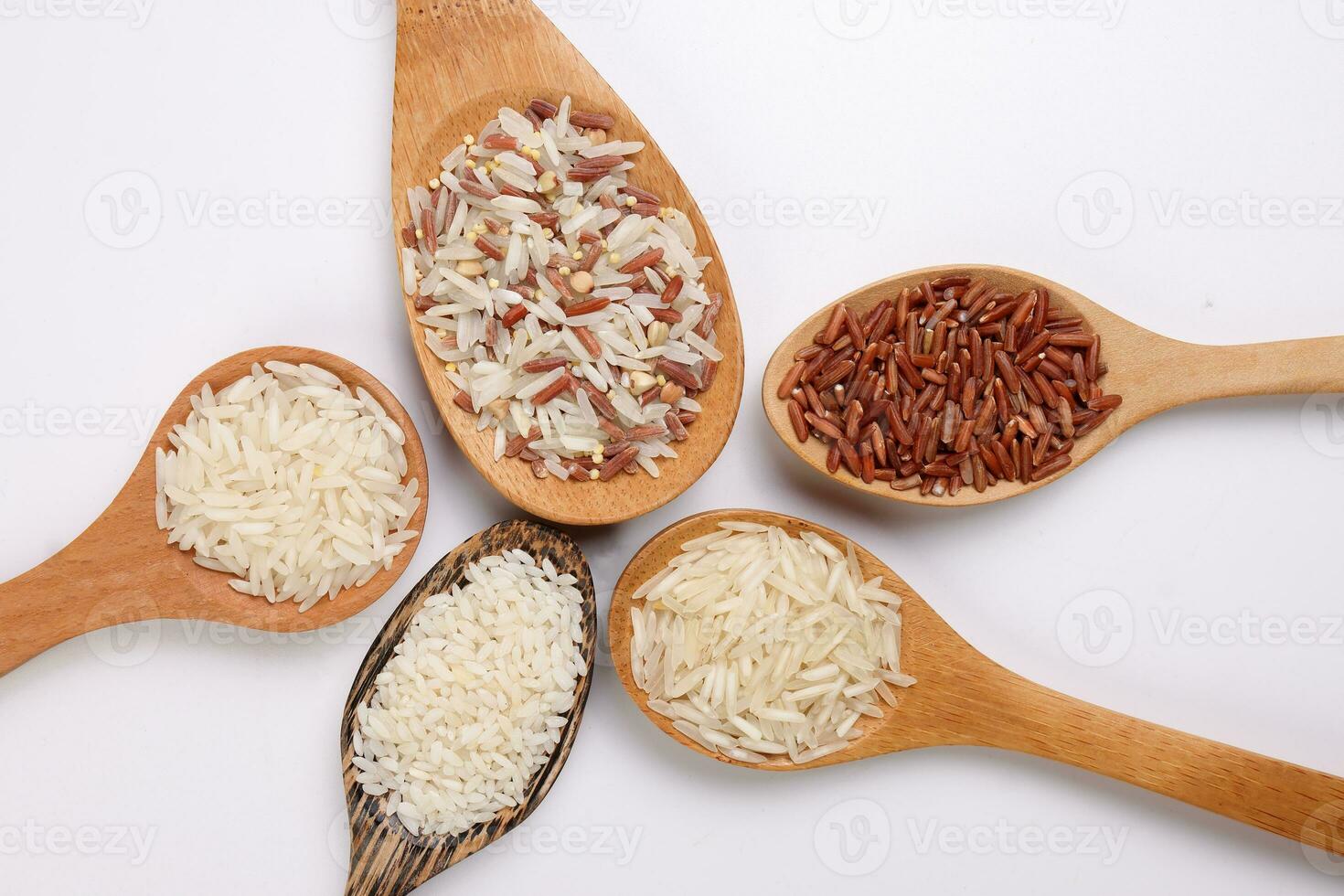 grandes grão basmati médio grão jasmim curto grão Arroz a grega polau risoto Castanho baixo glicêmico índice gi arroz dentro de madeira colher em branco fundo cópia de texto espaço topo plano deitar Visão foto