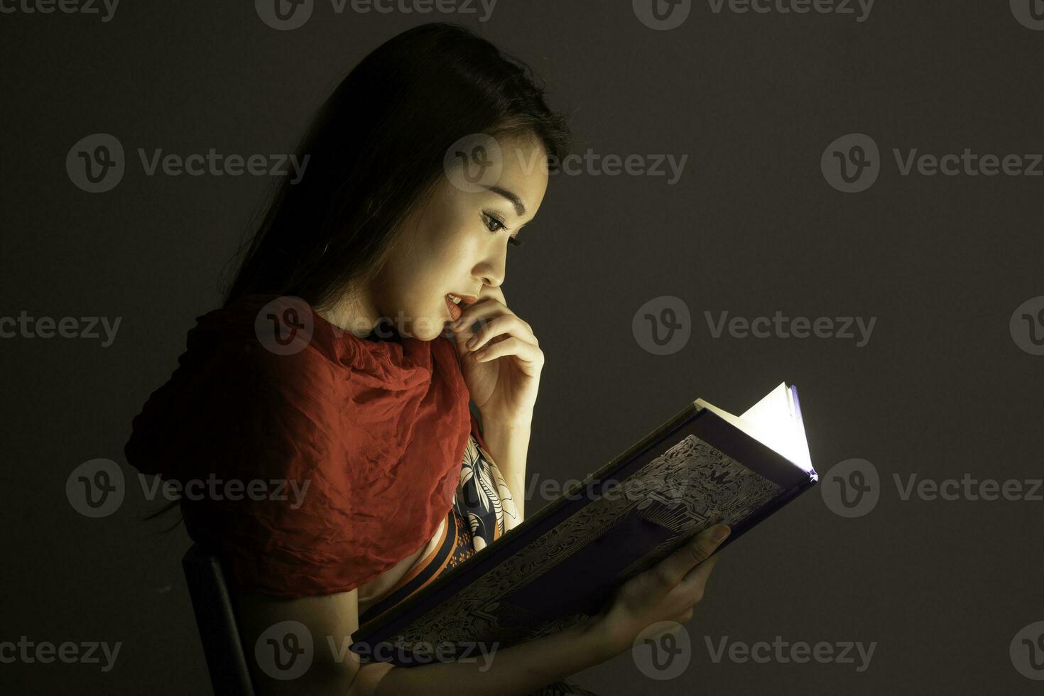 ásia mulher abertura místico livro caixa mágico luz Sombrio fundo foto