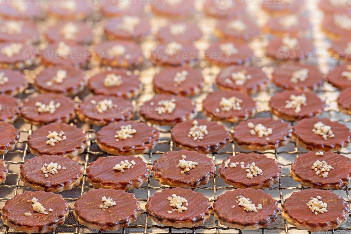 biscoitos marrons de natal no prato foto