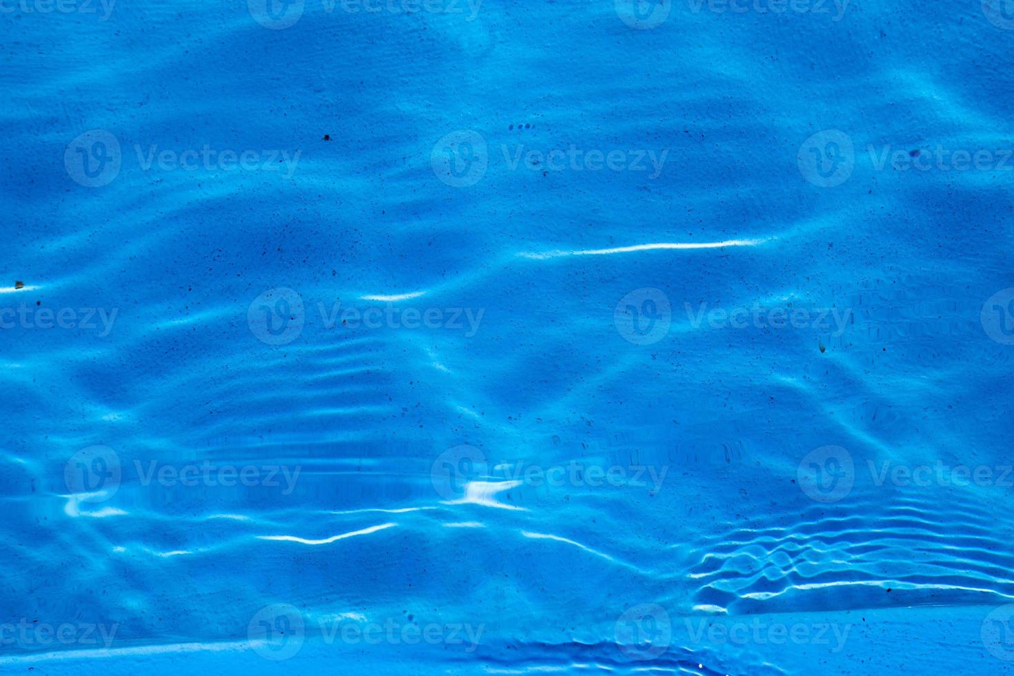 superfície da piscina com água azul limpa foto