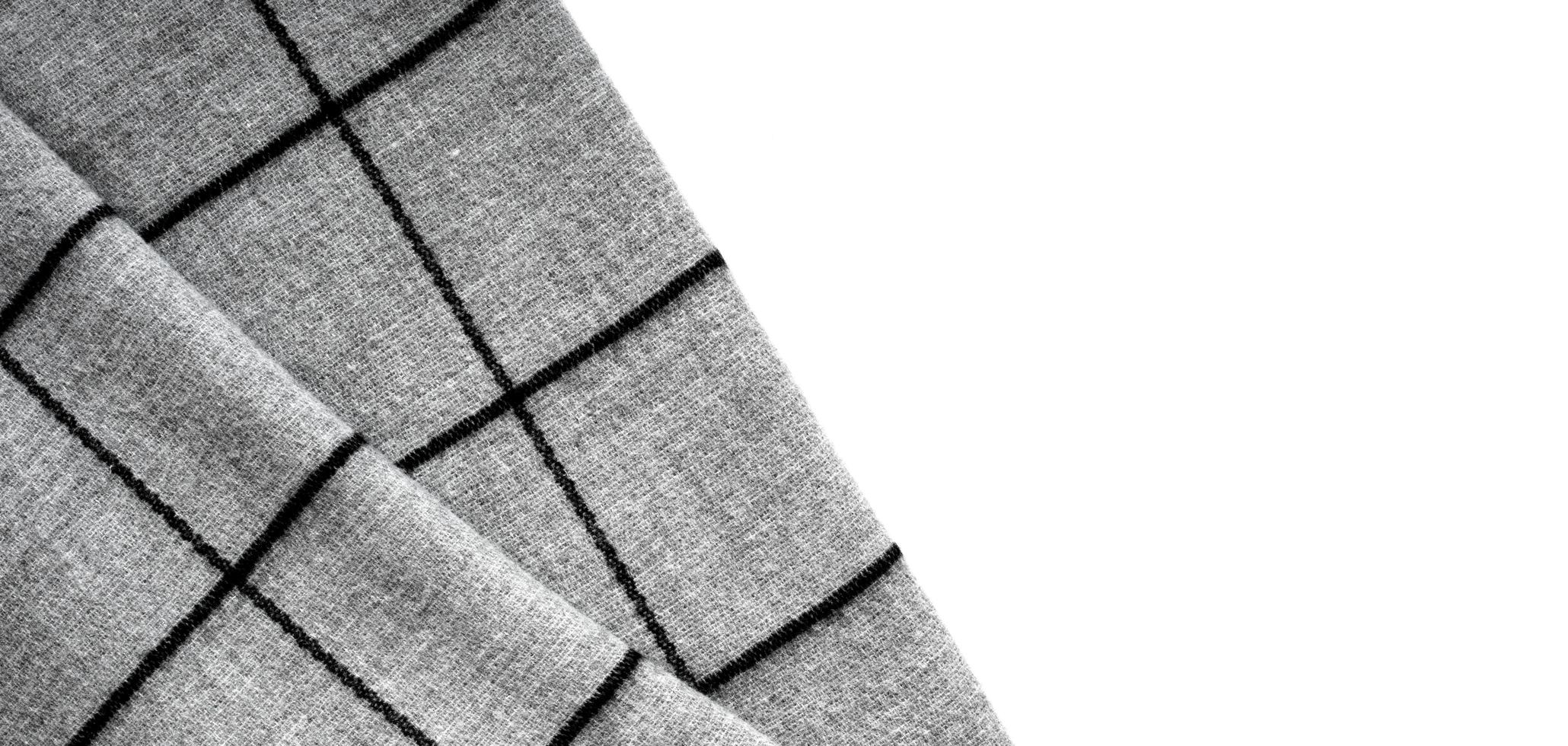 vista superior de tecido cinza texturizado amarrotado em um fundo branco com uma área para texto foto