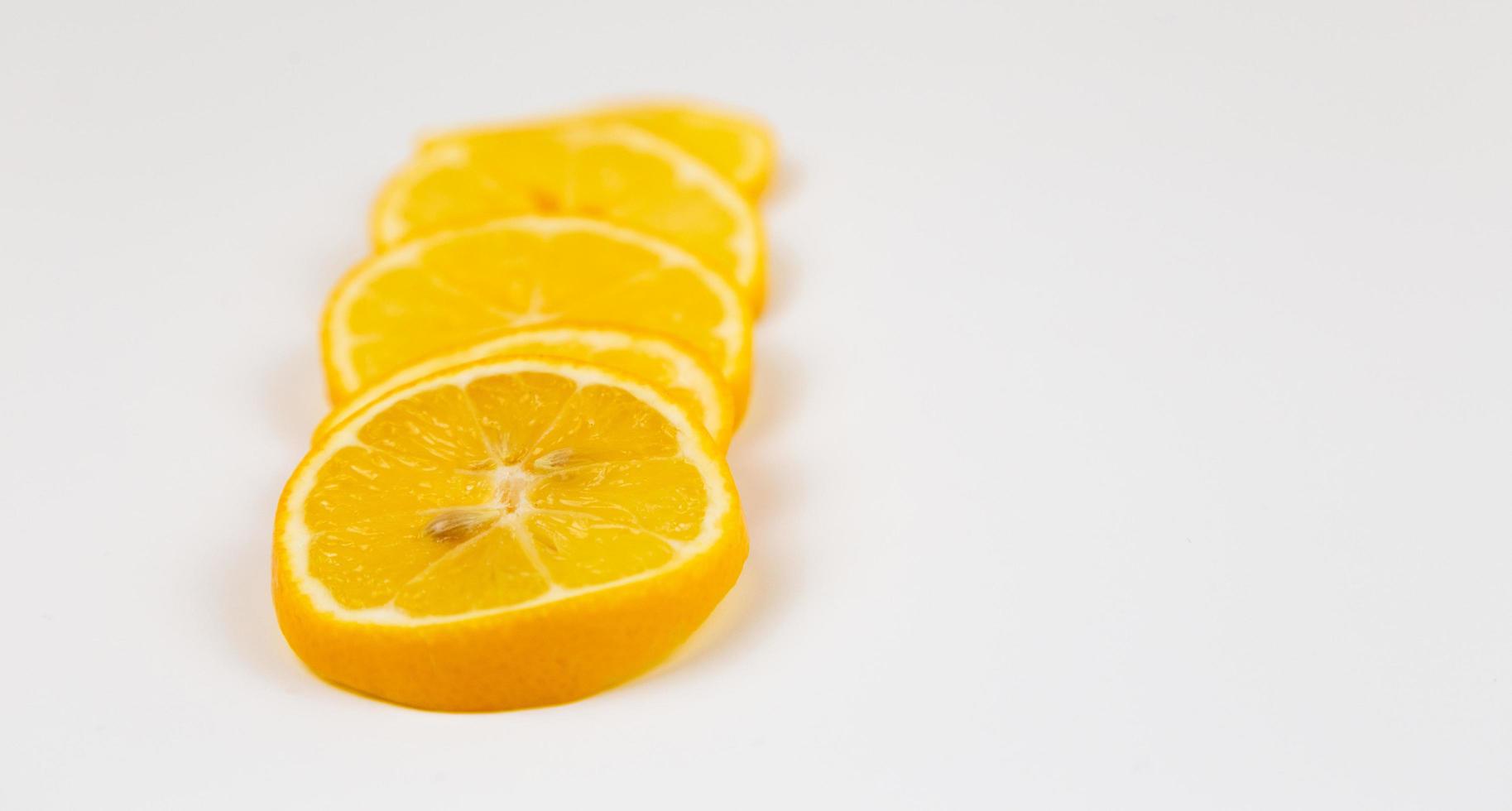 coleção de fatias de laranja isoladas no fundo branco foto